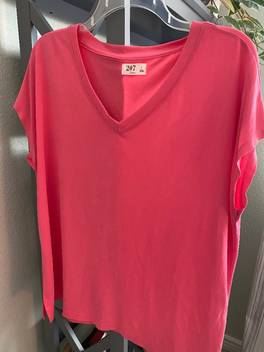 24/7 Maurice's Bright Pink  V Neck T-shirt with Side Slits Size Large